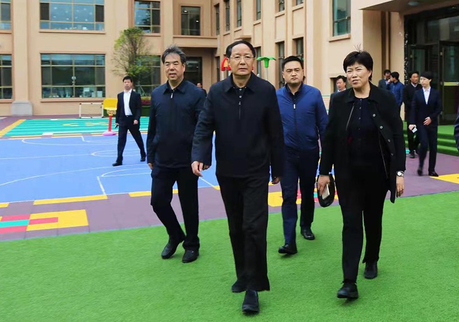 5.2018年4月，時任省政協(xié)主席、黨組書記歐陽堅蒞臨金徽企業(yè)視察-900.jpg